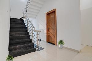 印多爾的住宿－Collection O Hotel Riddhi Siddhi，木门房子的楼梯