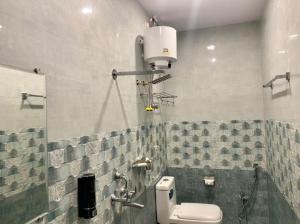 uma casa de banho com um WC e um lavatório em OYO Hotel Om Shanti em Jamshedpur