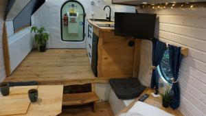 a kitchen and living room in a tiny house at Ausgebautes Rettungsboot GORCH POTT in Hamburg