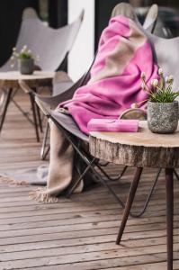 um cobertor rosa sentado em cima de uma mesa em Schönherr Haus em Neustift im Stubaital