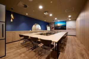 einen Konferenzraum mit einem großen Tisch und Stühlen in der Unterkunft Novotel Ieper Centrum in Ypern