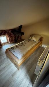 - un lit dans une chambre avec un plan à l'étage dans l'établissement Na poddaszu Chorzów, à Chorzów