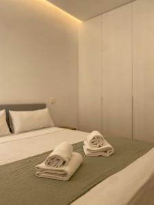 a bedroom with two white towels on a bed at Exyca Bernabéu in Madrid