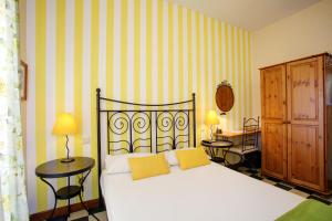 Postel nebo postele na pokoji v ubytování Málaga Lodge Guesthouse