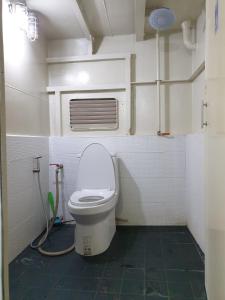 uma casa de banho com WC numa cabina em Chumphon - Koh Tao Night Ferry em Chumphon