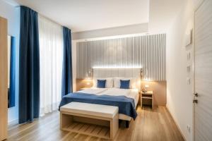 Łóżko lub łóżka w pokoju w obiekcie International Beach Hotel
