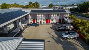 eine Luftansicht eines Gebäudes mit auf einem Parkplatz geparkt in der Unterkunft Citywalk Motor Inn in Rockhampton