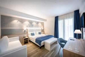 Łóżko lub łóżka w pokoju w obiekcie International Beach Hotel