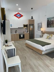 1 Schlafzimmer mit einem Kingsize-Bett und einer Küche in der Unterkunft (J3) Apartamento céntrico en Madrid in Madrid