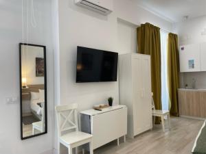 ein Wohnzimmer mit einem TV und einem Spiegel in der Unterkunft (J3) Apartamento céntrico en Madrid in Madrid