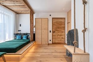 Zimmer mit einem Schaukelbett und einem Fenster in der Unterkunft Chalet Kasch Apartment Glück in Vols am Schlern