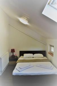 biała sypialnia z łóżkiem z 2 poduszkami w obiekcie Casa într-o zonă liniștită în Eforie Nord w mieście Eforie Nord