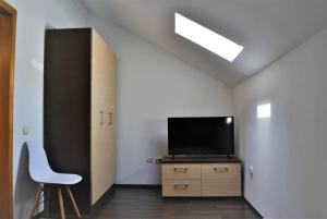 Televízia a/alebo spoločenská miestnosť v ubytovaní Casa într-o zonă liniștită în Eforie Nord