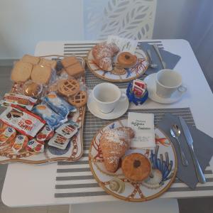 una mesa con tres platos de desayuno en ella en Da Mà en Tortora