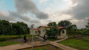 在Teak Resort Karjat内部或周边骑自行车