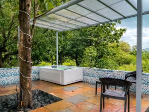 Teak Resort Karjat外面的花园