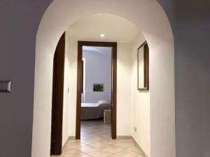 - un couloir menant à une salle de bains pourvue d'une baignoire dans l'établissement The House of the poet, à Civitavecchia