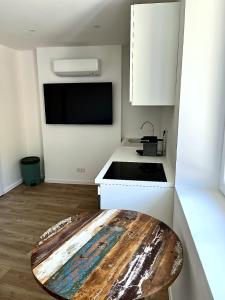 Η κουζίνα ή μικρή κουζίνα στο Emma CLIM Proche Hôpital +3 φωτογραφίες