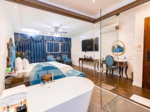 ハノイにあるHoang Gia Hotel Ha Noi Capitalのバスルーム(バスタブ付)、ベッドルーム1室が備わります。