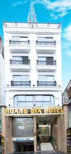 um grande edifício branco com um cartaz em Hoang Gia Hotel Ha Noi Capital em Hanói