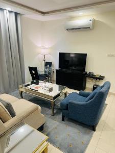 ein Wohnzimmer mit einem Sofa und einem Couchtisch in der Unterkunft كرم النخلة للشقق المخدومة in Riad