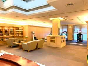 a lobby with a waiting room with chairs and a treadmill at Villa The Club 御殿場ウエスト in Gotemba