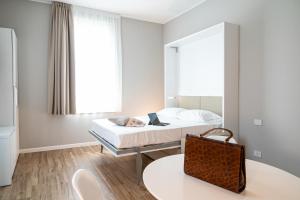 1 dormitorio con 1 cama con ordenador portátil en Villa Tosati en Monza