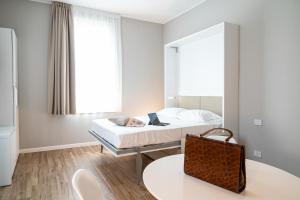 una camera da letto con un letto con un computer portatile sopra di Villa Tosati a Monza