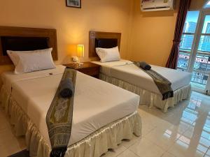 Postel nebo postele na pokoji v ubytování Nid Huahin Hotel