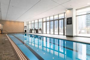 - une grande piscine dans un bâtiment doté de fenêtres dans l'établissement Loop 1BR w Gym Pool WD nr Financial District CHI-238, à Chicago