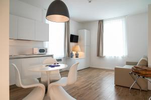 una cucina e un soggiorno con tavolo e sedie di Villa Tosati a Monza