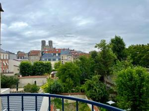 Výhľad na mesto Reims alebo výhľad na mesto priamo z apartmánu