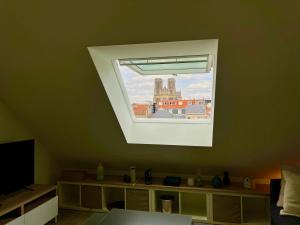 een raam in een kamer met uitzicht op een gebouw bij Suite Clovis 7 in Reims