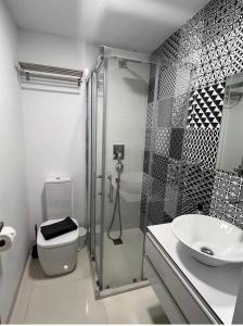 ピラール・デ・ラ・オラダダにあるApartment Playa Elisa Bayのバスルーム(シャワー、トイレ、シンク付)
