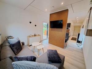 uma sala de estar com um sofá e uma mesa em FiMo-Haus em Nagel