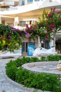 Un edificio con un mazzo di fiori sopra di Bougainville Bay Apartments a Sarandë