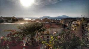 vista su una città con edifici e alberi di Pà Blanc B&B ad Alghero