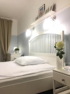 Postel nebo postele na pokoji v ubytování EUROPA22 Apartament RELAKS z JACUZZI w samym sercu miasta Prestiżowe osiedle z widokiem na park i staw z fontannami Szybkie i Łatwe Zameldowanie + 23 fotografií