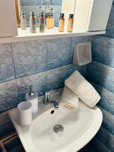 un lavandino in bagno con due rotoli di carta igienica di Venetian Gem Central Corfu Retreat a Kanoni