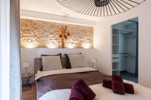 1 dormitorio con 1 cama grande y espejo en Charmante Maison Climatisée avec son Jardin à 10 minutes de DIJON en Marsannay-la-Côte