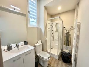 a bathroom with a toilet sink and a shower at Suite Orphelins 2 (rdc) in Reims