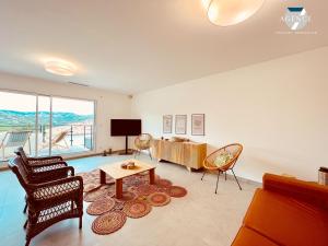 ein Wohnzimmer mit einem Tisch und Stühlen in der Unterkunft Villa Azurea in Sainte-Maxime