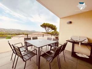 einen Tisch und Stühle auf einem Balkon mit Aussicht in der Unterkunft Villa Azurea in Sainte-Maxime