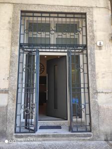eine offene Tür eines Gebäudes mit eisernen Toren in der Unterkunft Civico29 appartamento bilocale in Como