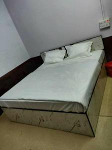a large bed in a room with at SPOT ON Hotel New Bright in Garhmuktesar