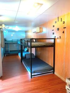 羅夷的住宿－H-HOMESTAY CONTAINER LAGI BEACH，一间客房内配有两张双层床的房间