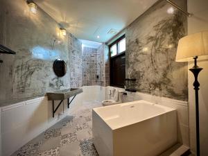 怡保的住宿－DoSomething Guest House 8，一间带大浴缸和水槽的浴室
