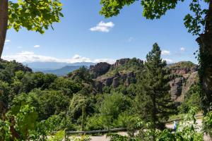 een uitzicht op de canyon vanaf de top van de berg bij Хотел "Скалите", Skalite Hotel in Belogradchik