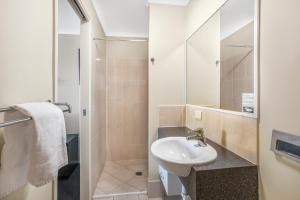 un bagno con lavandino e doccia di Citywalk Motor Inn a Rockhampton
