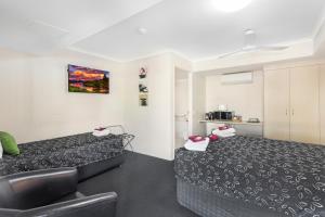 una camera d'albergo con letto e divano di Citywalk Motor Inn a Rockhampton